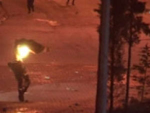 Polisi diri diri yakıyorlardı!