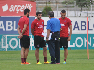 Akçay'dan gençlere özel ilgi