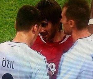 Özil ile Veli birbirine girdi!