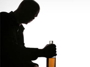 İçki parası için babasını dövdü