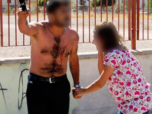 Hamile eşini satırla rehin aldı