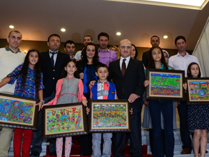 Bakan Bayraktar ödül verdi