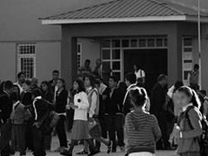 Kız öğrencilere etek giymek yasak !