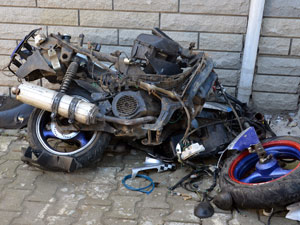 Rize'de otomobil ile motosiklet çarpışınca...