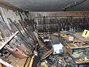 Katil avcının evinden cephanelik çıktı !