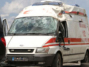 Ambulans şarampole yuvarlandı