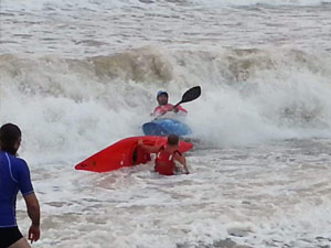 Rize'de kanocular dev dalgaları görünce...