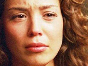 Azra Akın ölümden döndü !