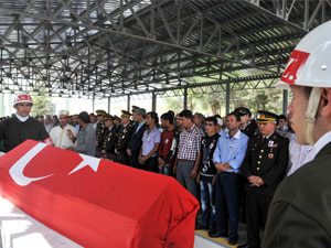 Başı kapıya sıkışan asker toprağa verildi