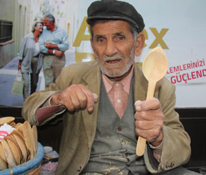 60 yıldır şimşir kaşık satıyor