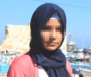 Türbanlı kıza:"Senin bir kişiliğin yok!"