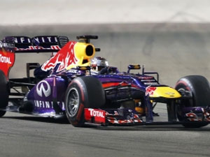 Singapur'da zafer Vettel'in oldu!