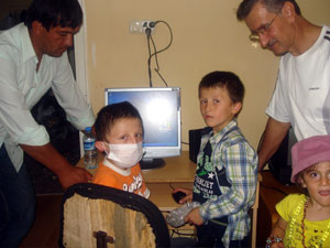 Losemili çocuğun bilgisayar sevinci