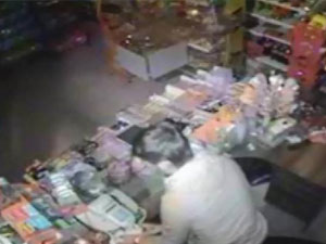 Parmak izlerini sildi kamerayı unuttu