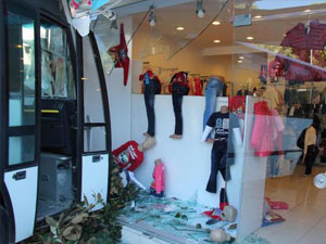 Freni boşalan otobüs mağazaya girdi