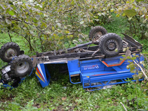 Tarım aracı fındık bahçesine devrildi