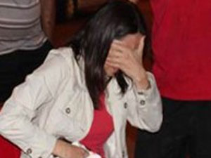 Karnında bıçakla saatlerce bekledi