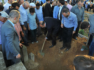 Başkan Gümrükçüoğlu’ndan abisine son görev