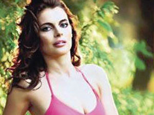 Ünlü manken yüzüne çorap geçirip banka soydu