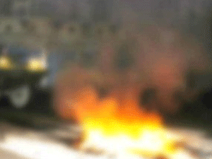 Polise kızdı otobüsü yaktı