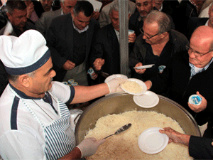 Esder bin kişilik pilav dağıttı
