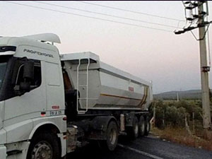 Kamyonun kasası elektrik tellerine takılınca...