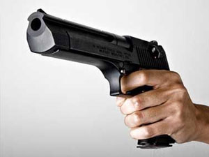 2,5 yaşında silahla oynayan çocuk...