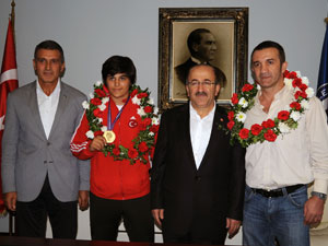 Başkan şampiyon boksörü kutladı