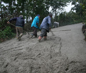 Belediye, vatandaş işbirliği ile yol yapıyor!