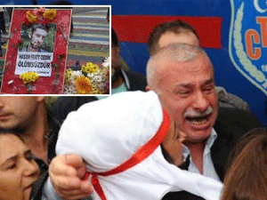 Oğlunun cenazesine kelepçe ile getirildi