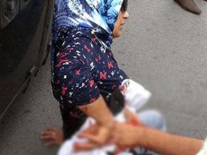 Kocaeli'nin Gebze İlçesi'nde sokak ortasında bıçaklandı.