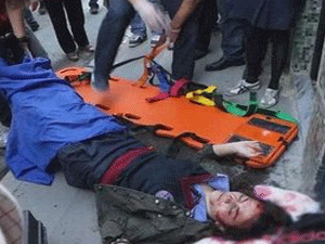 Yolda yürürken başına sunta düştü!