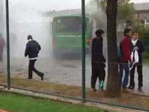 Oyuncuları taşıyan otobüs yandı!