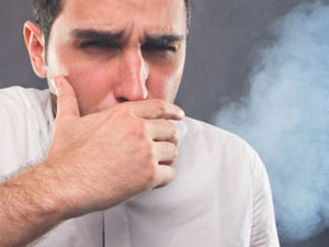 Öksürdü, boynunu kırdı!