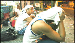 Çeşme'de 2 Suriyeli kaçak yakalandı