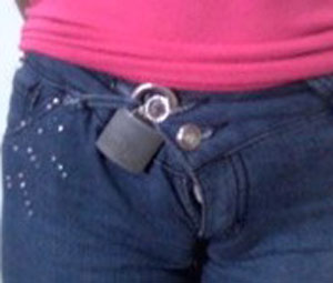 Sevgilisi pantolonuna asma kilit taktı!