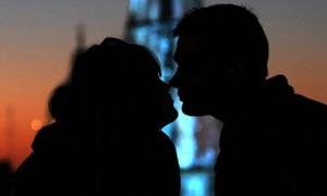 Öpüşen gençlere ceza geliyor!