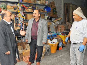 Başkan Gümrükçüoğlu esnafla bayramlaşıyor