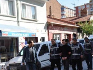 Öldürdüğü abisini ailesi yardımıyla yaktı!