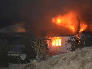 Gümüşhane'de iki katlı ev kül oldu!