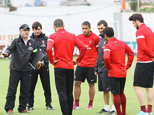 Akçay kimi oynatacak?