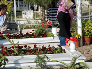 Mezarlıklarda arife günü yoğunluğu