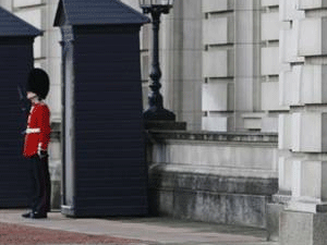 Bıçakla saraya girmeye çalıştı