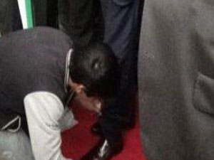 Müezzinoğlu 10 yaşındaki çocuğa ayakkabısını sildirdi!