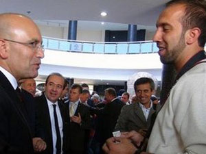 Maliye Bakanı'ndan gazetecilere 5 lira harçlık!