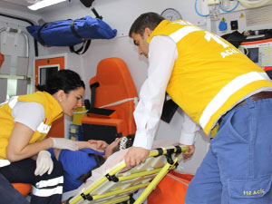 Genç kız 10. kattan atlamak istedi