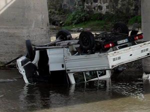 Ordu'da kamyonet dereye yuvarlandı!