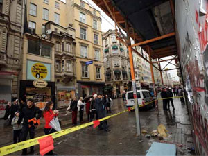 İstiklal'de başına düşen taşla komaya girdi