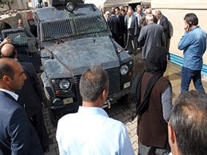 Taziyede Öcalan posteri gerginliği