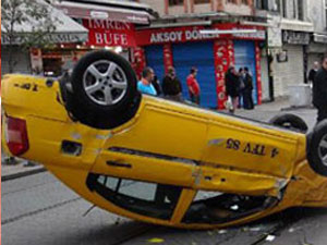 Tramvay yoluna giren taksi takla attı